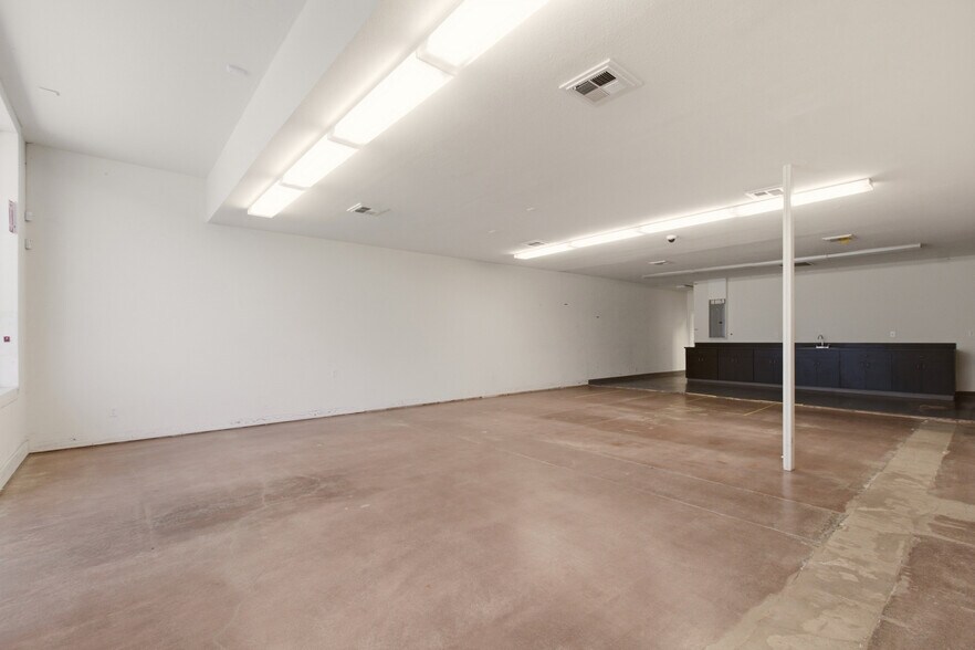 More Photos Of 1319-1323 W Texas St, Fairfield Freestanding For Sale