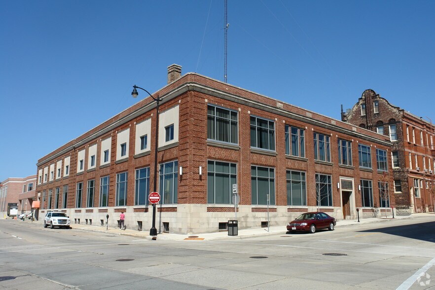 Primary Photo Of 212 4th St, Racine Loft Creative Space For Sale