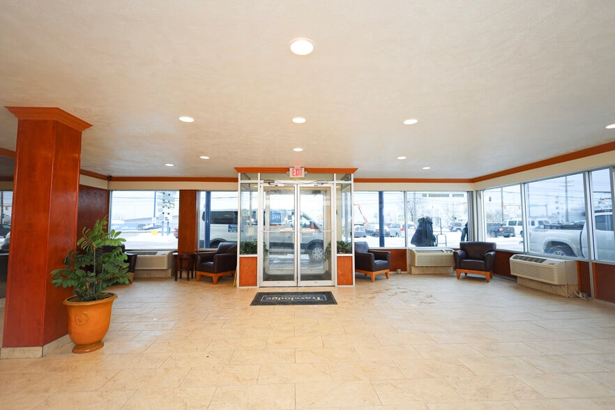 More Photos Of 14043 Brookpark Rd, Brook Park Hotel For Sale