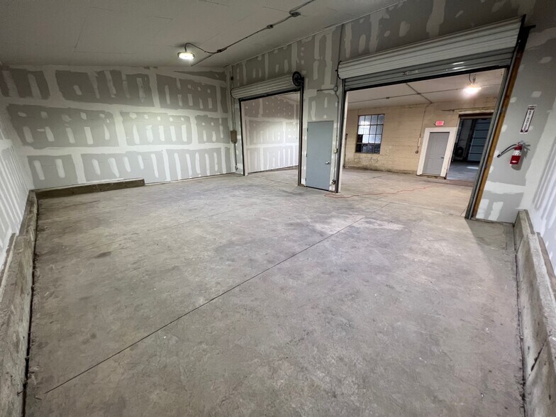 More Photos Of 833 Oliver Ave, Aurora Warehouse For Sale