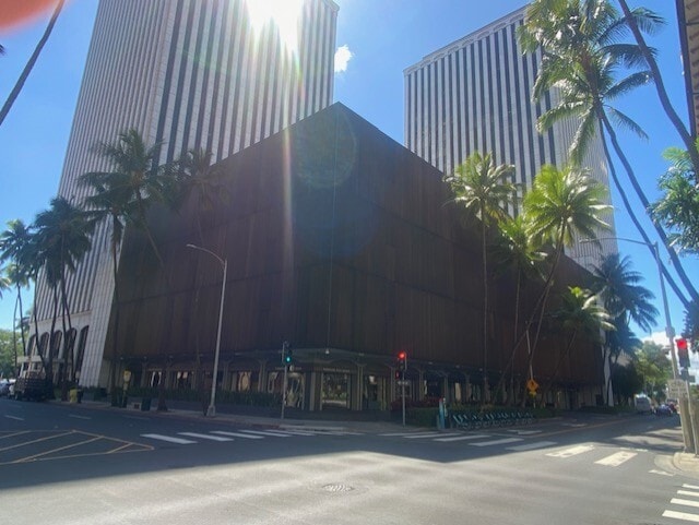 More Photos Of 700 Bishop St, Honolulu Storefront For Lease