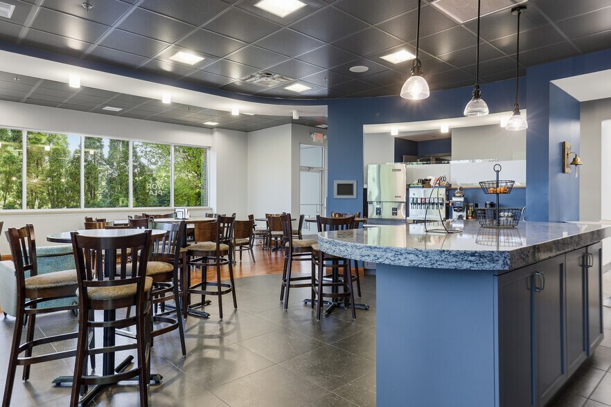 More Photos Of 900 N Rock Hill Rd, Saint Louis Office For Sale