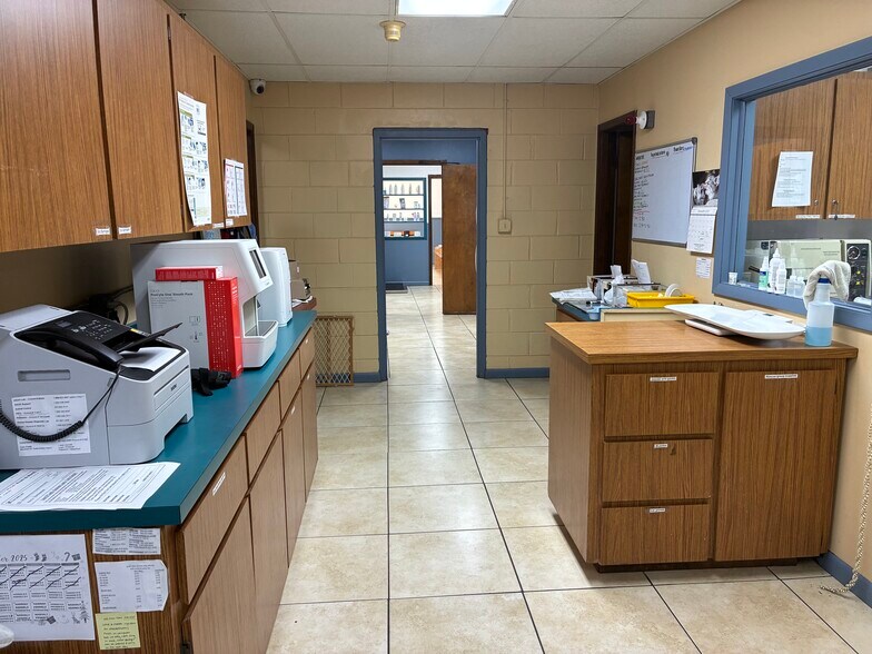 More Photos Of 5745 Pershing Ave, Orlando Veterinarian Kennel For Sale