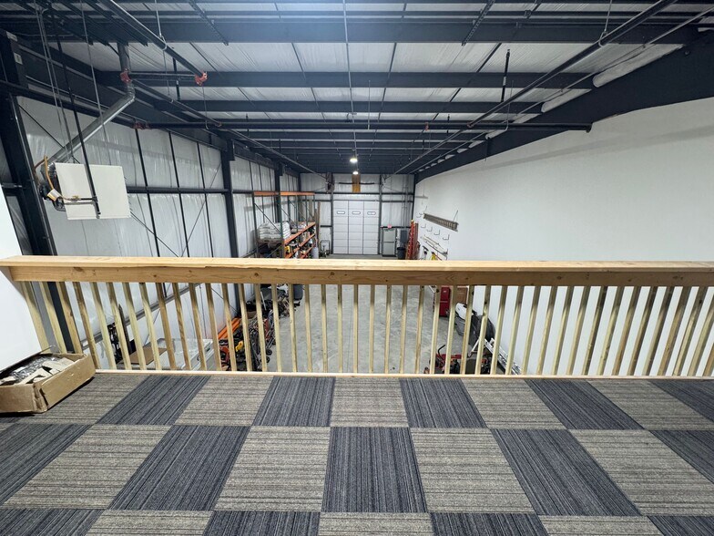 More Photos Of 2460 Fairfield St, Lawrence Industrial For Lease