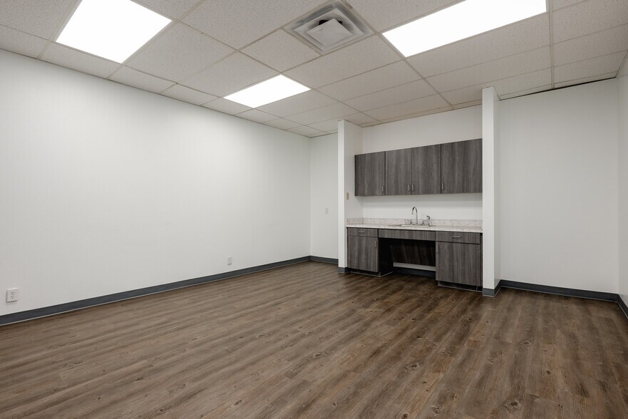 More Photos Of 1169-1171 113th St, Grand Prairie Warehouse For Sale