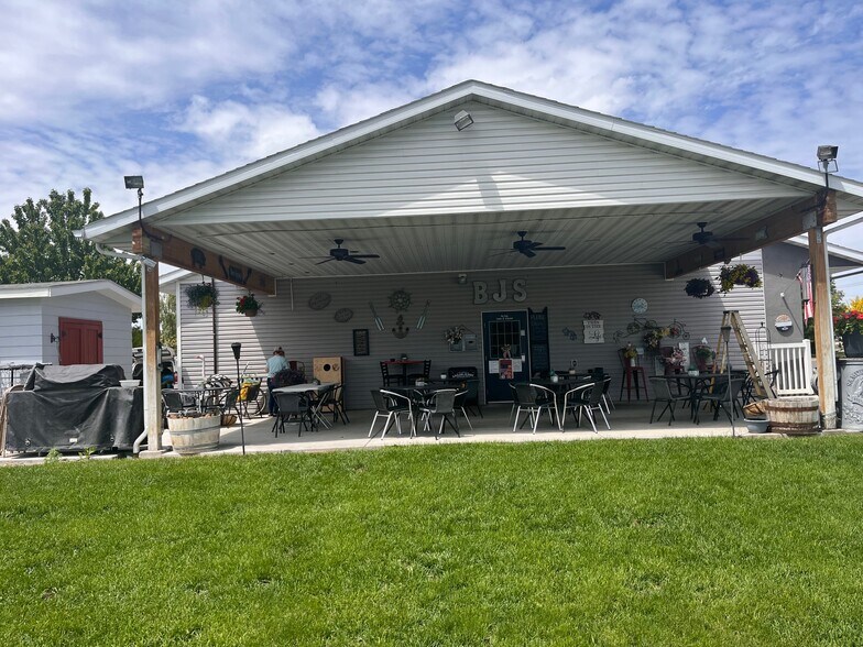 More Photos Of 523 E 5th N, Burley Bar For Sale