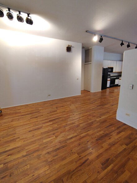 More Photos Of 2059 W Grand Ave, Chicago Loft Creative Space For Lease