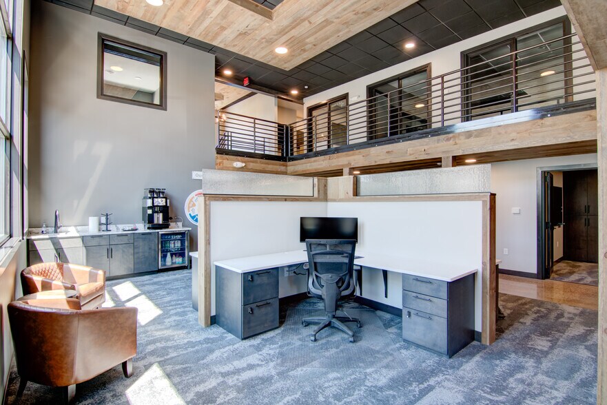 More Photos Of 1407 Winchester Way, Altoona Showroom For Lease