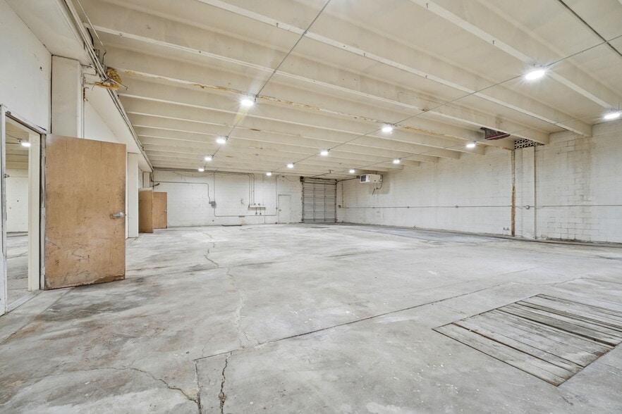 More Photos Of 2513-2515 E Willamette Ave, Colorado Springs Manufacturing For Lease