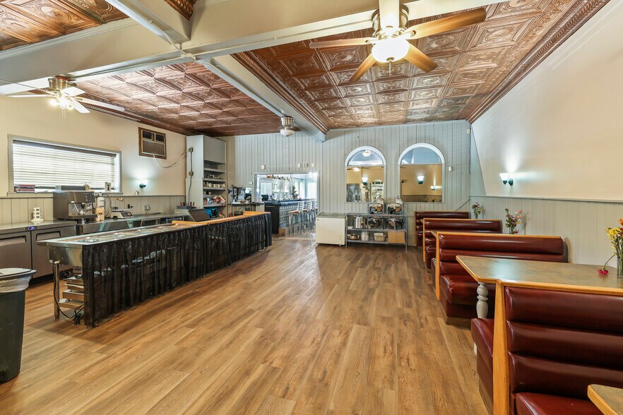 More Photos Of 1701 Pine Ave, Niagara Falls Restaurant For Sale