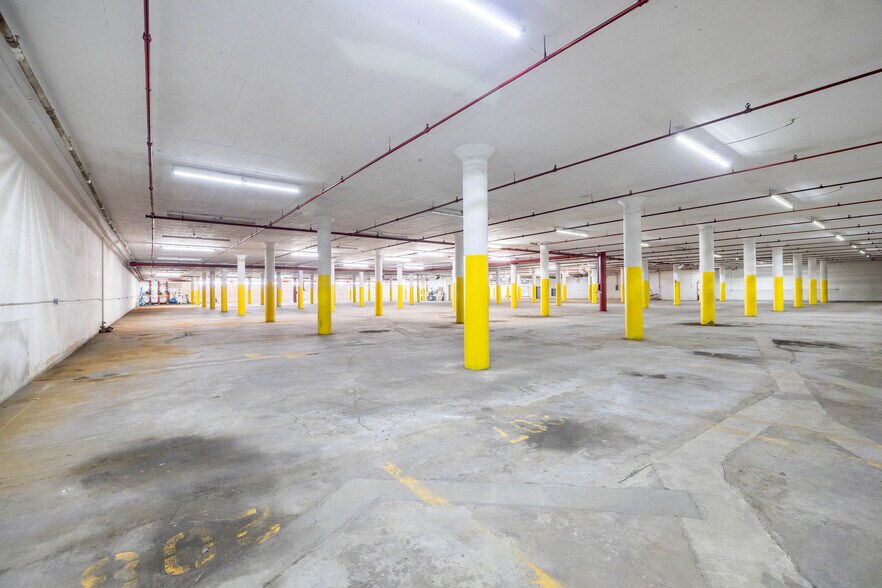 More Photos Of 2121-2225 W Fort St, Detroit Warehouse For Lease