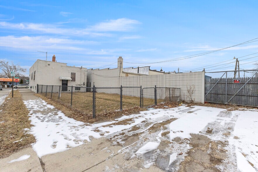 More Photos Of 17310 E 9 Mile Rd, Eastpointe Freestanding For Sale