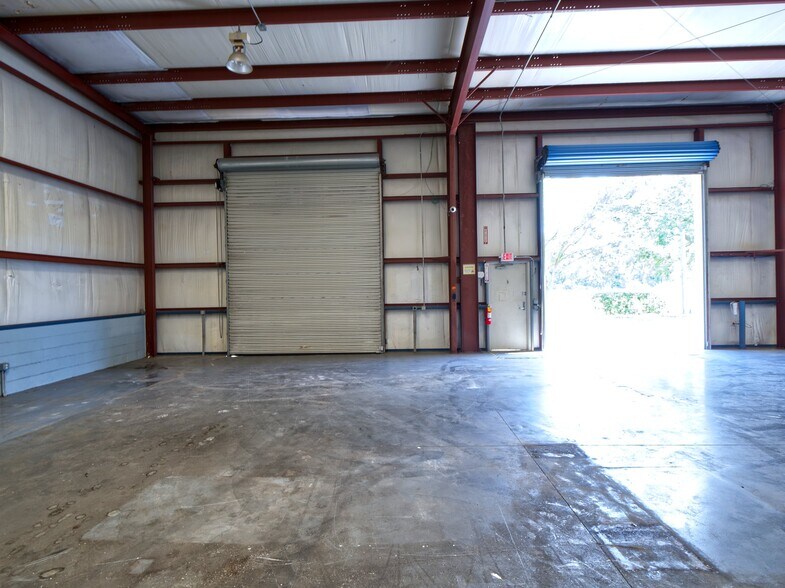 More Photos Of 402 Chairman Ct, DeBary Warehouse For Lease