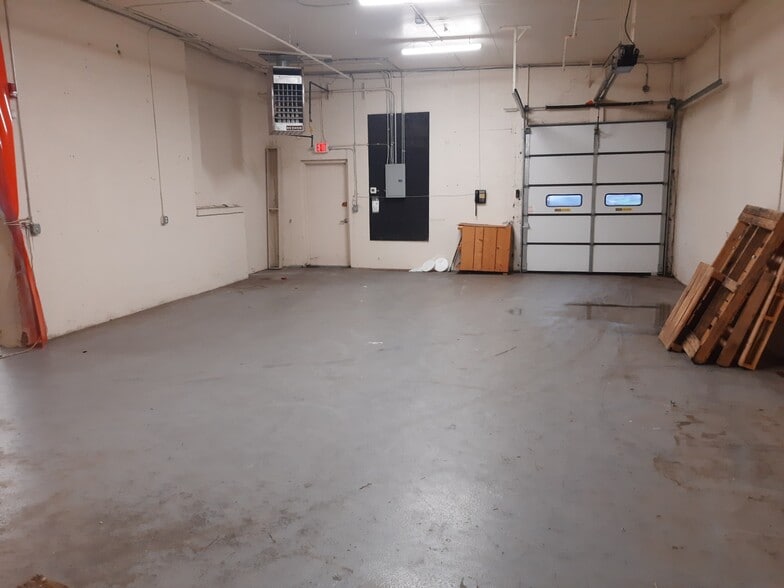 More Photos Of 176 5th Ave, Hawthorne Warehouse For Lease