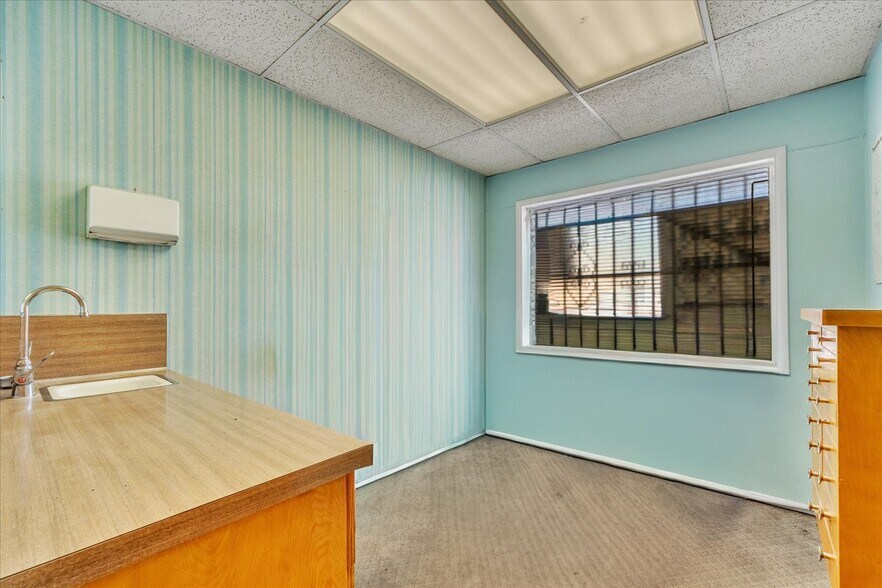 More Photos Of 18032 Ventura Blvd, Encino Medical For Lease
