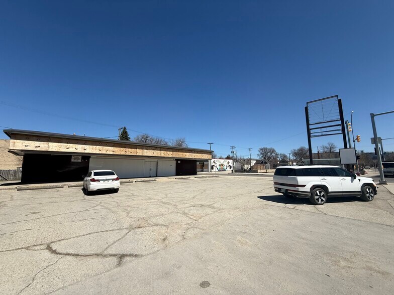 More Photos Of 815 Ellice Av, Winnipeg Convenience Store For Sale