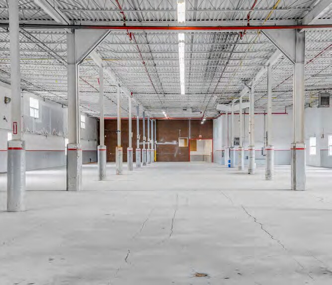 More Photos Of 9735-9785 Rue Jeanne-Mance, Montréal Distribution For Sale