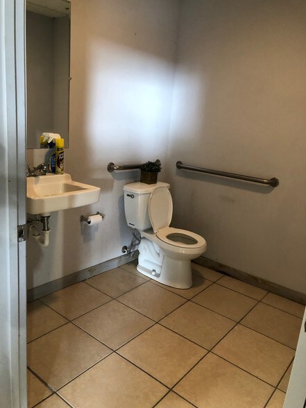 More Photos Of 660 NW 137th St, North Miami Warehouse For Sale