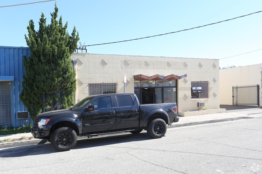 More Photos Of 8740 Remmet Ave, Canoga Park Distribution For Lease