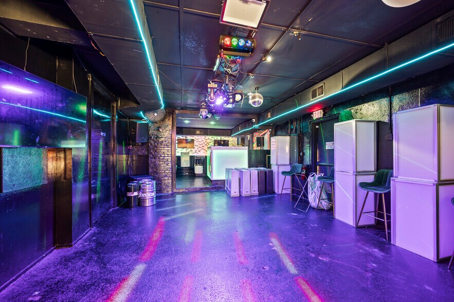 More Photos Of 701 N Trade St, Winston-Salem Bar For Lease