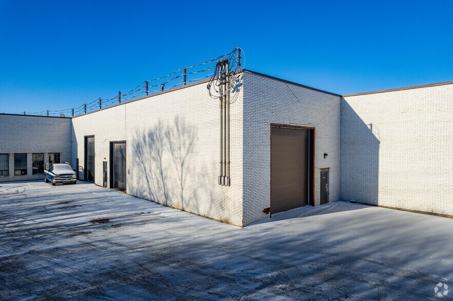 2523 Le Corbusier Boul, Laval, QC H7S 1Z4 Industrial For Lease