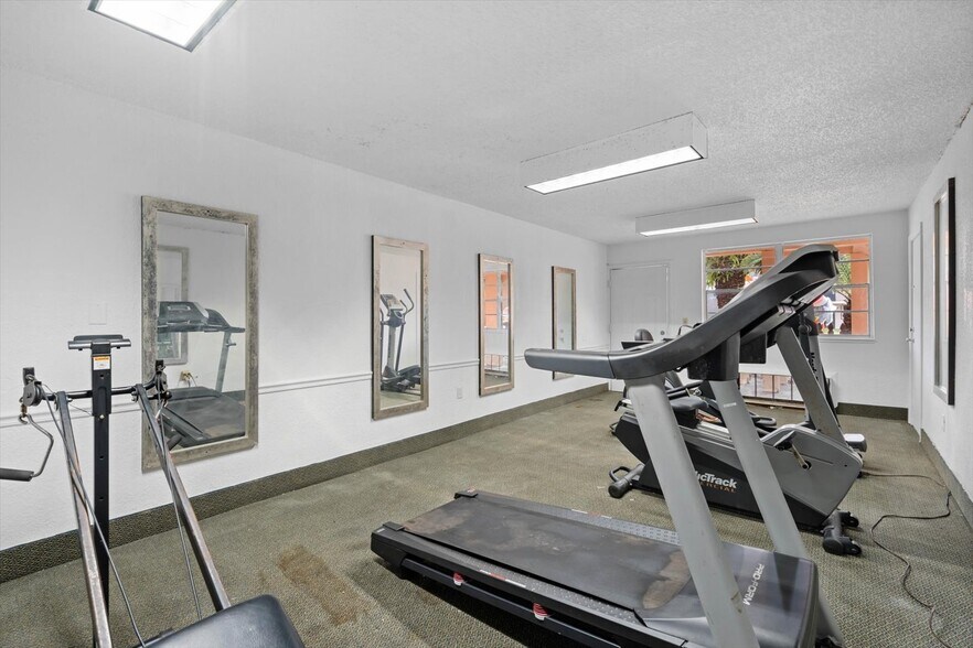 More Photos Of 510 Lane Ave S, Jacksonville Hotel For Sale