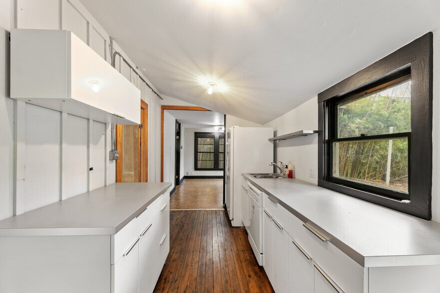 More Photos Of 638 Tillery St, Austin Office For Sale