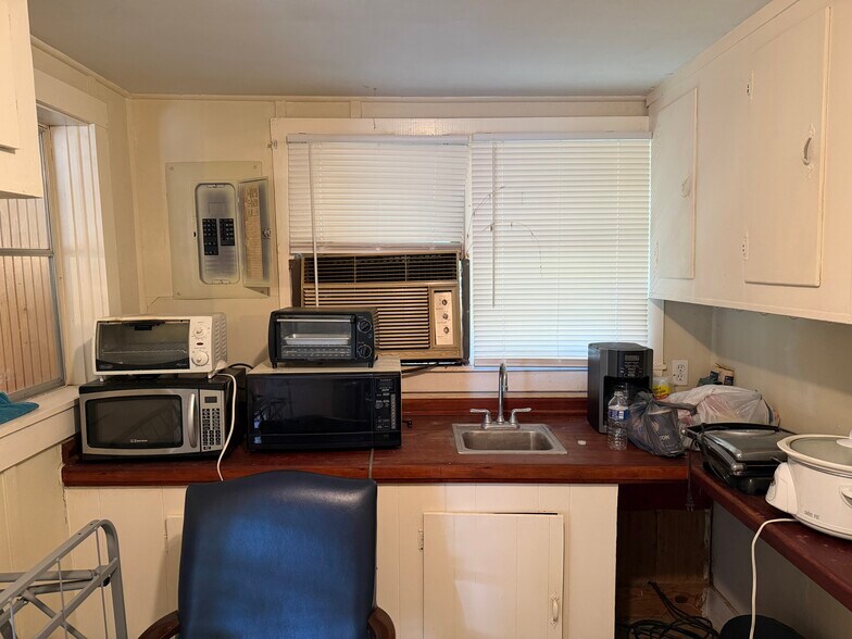 More Photos Of 201 Crispen Blvd, Brunswick Office For Sale