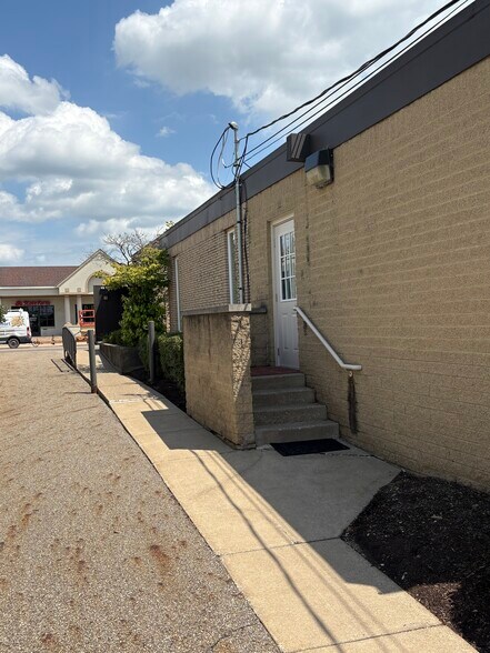 More Photos Of 309 S Chapel St, Louisville Office For Sale