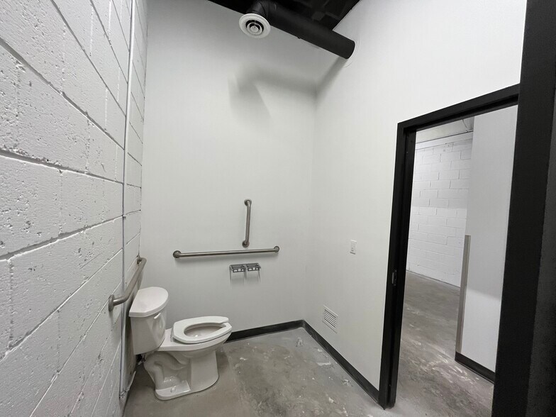 More Photos Of 18911-18931 W 7 Mile Rd, Detroit Storefront For Lease