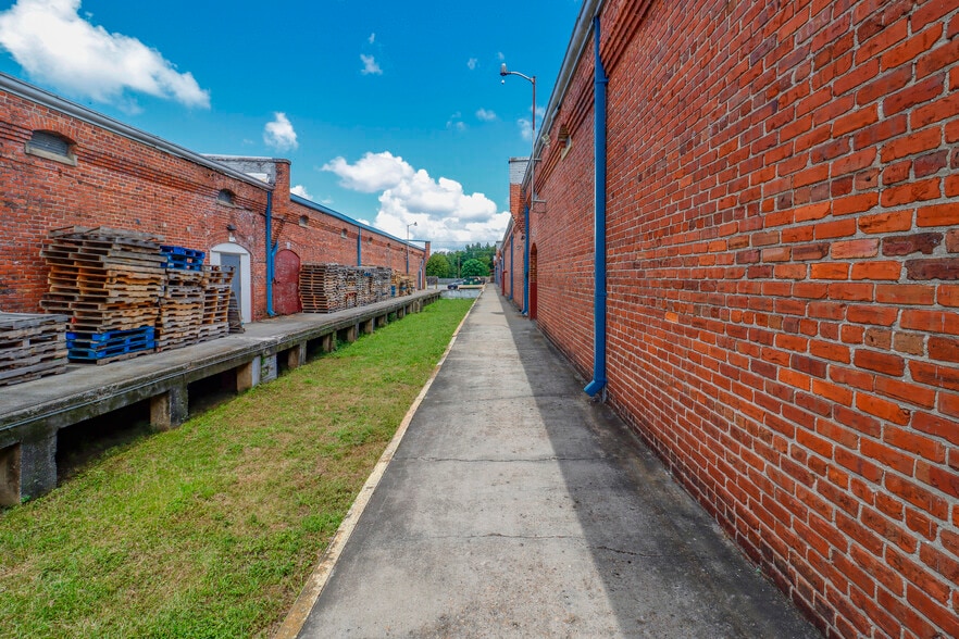 More Photos Of 827 Douglas Ave, Portsmouth Warehouse For Lease