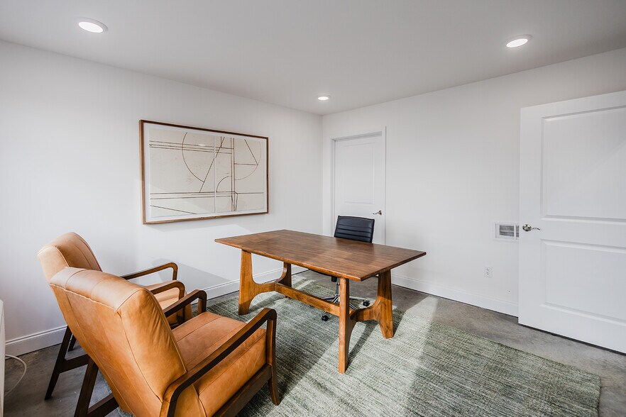 More Photos Of 400 Red Squirrel St, Bowling Green Showroom For Sale