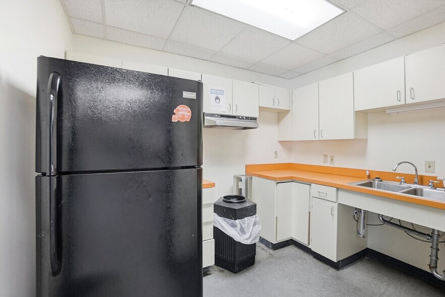 More Photos Of 110 W Leffel Ln, Springfield Service For Lease