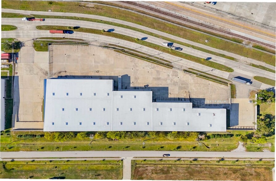 More Photos Of 1300 E Barbours Cut Blvd, La Porte Warehouse For Lease