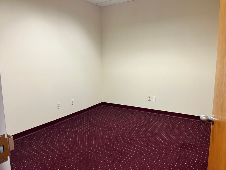 More Photos Of 300 Corporate Dr, Blauvelt Office For Lease