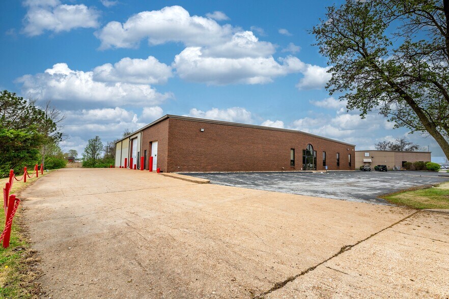 More Photos Of 617 Cepi Dr, Chesterfield Warehouse For Lease