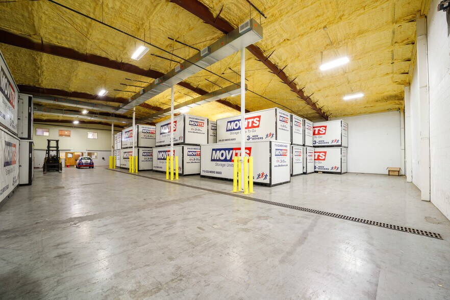 More Photos Of 302 Casa Blanca St, San Antonio Warehouse For Sale