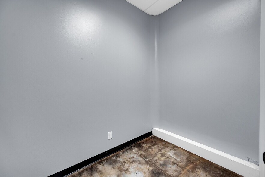 More Photos Of 7510 Lawndale St, Houston Warehouse For Sale