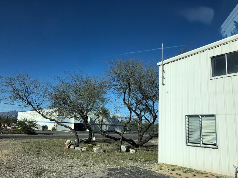 More Photos Of 811 S Santa Rita Ave, Tucson Warehouse For Lease