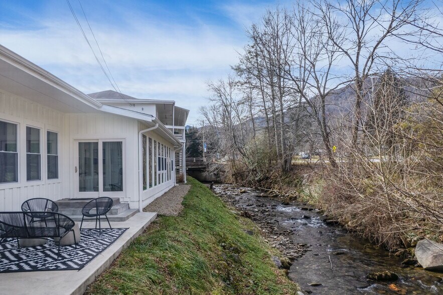 More Photos Of 4102 Soco Rd, Maggie Valley Hotel For Sale