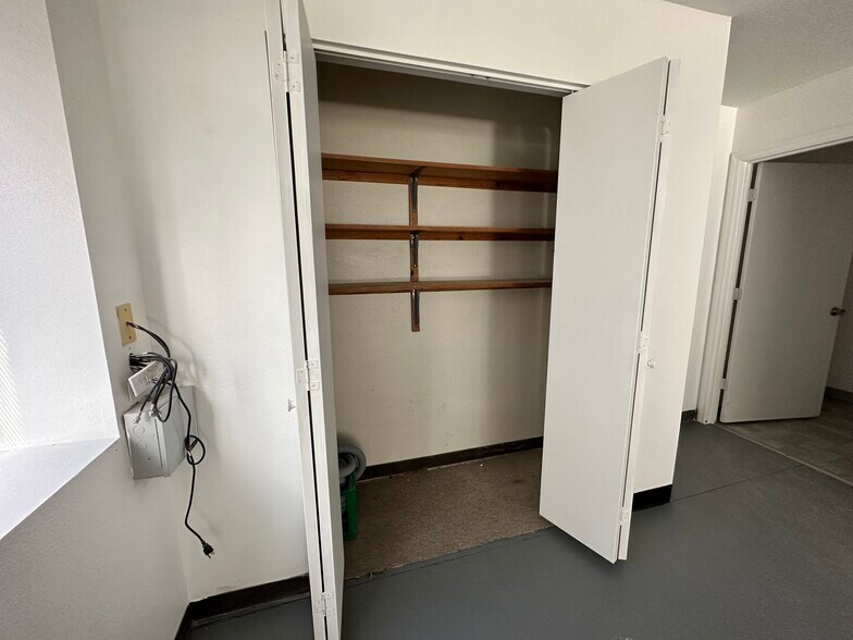 More Photos Of 18715 Colonial Dr, Orlando Warehouse For Lease