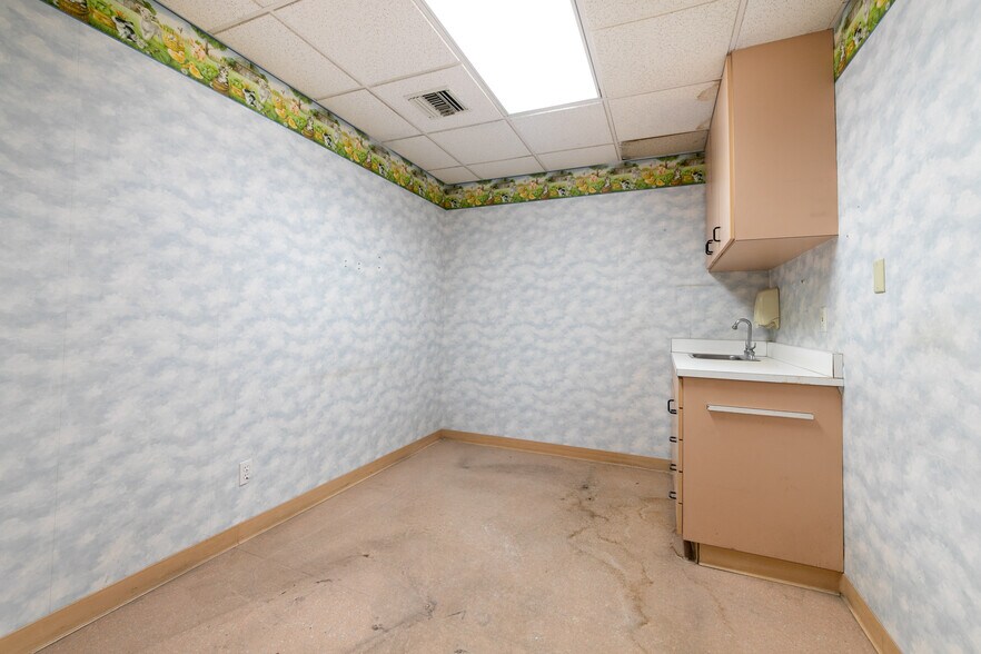 More Photos Of 14711 Princeton Ave, Moorpark Freestanding For Sale