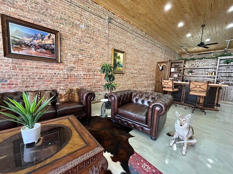 More Photos Of 112 W Wise St, Bowie Office For Sale