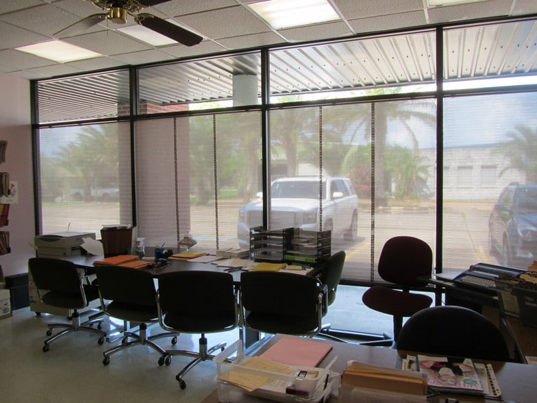 More Photos Of 1205-1211 W Austin St, Port Lavaca Office For Lease