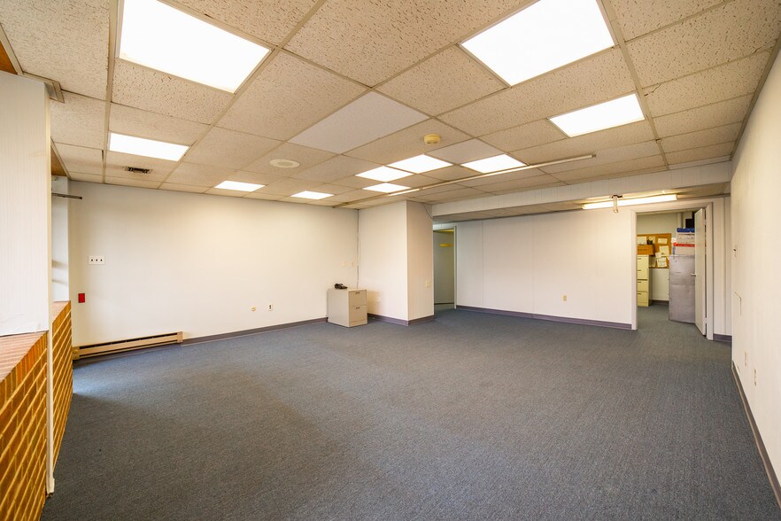 More Photos Of 1300 Industrial Blvd, Southampton Light Distribution For Sale