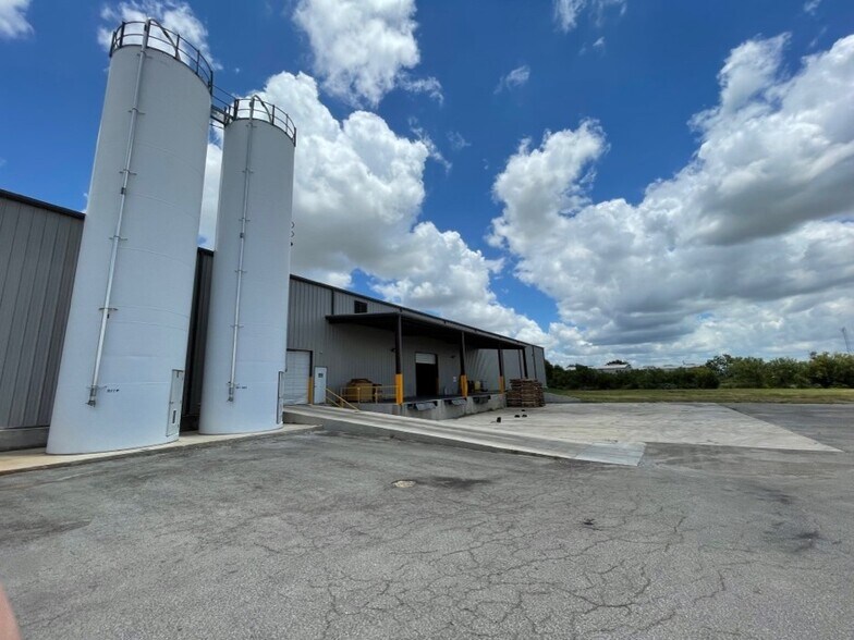 More Photos Of 190 Finegan dr, Del Rio Distribution For Sale