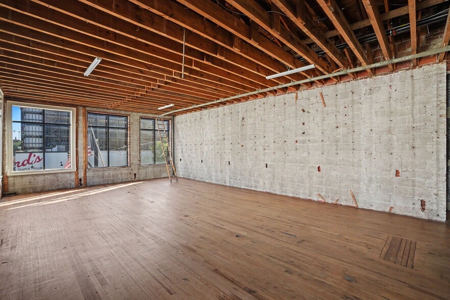 More Photos Of 101 E Broughton St, Savannah Storefront Retail Office For Lease