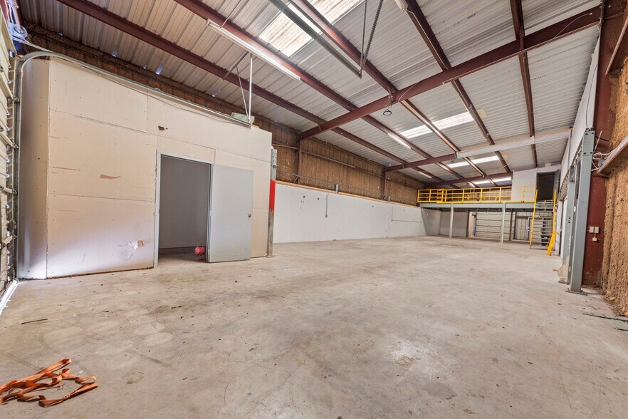 More Photos Of 49 Happy St, Killeen Warehouse For Lease