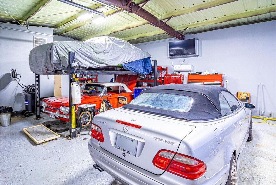 More Photos Of 18723 Mirror Lake Dr, Spring Warehouse For Sale