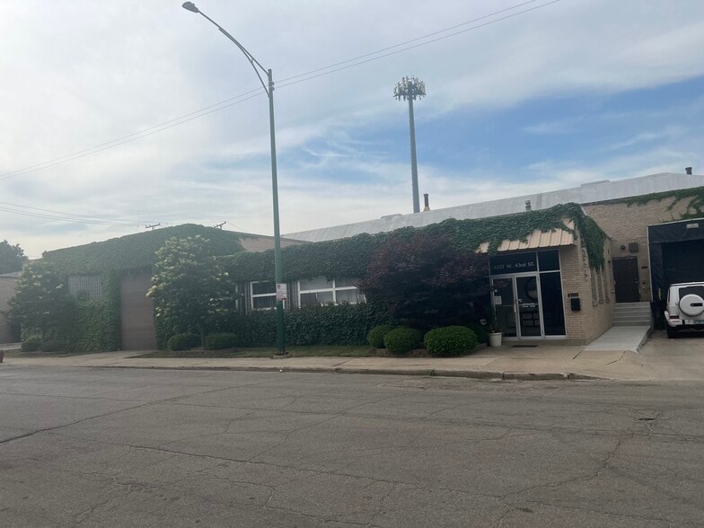 More Photos Of 4227 W 43rd St, Chicago Warehouse For Lease